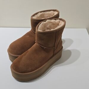 UGG Classic Mini Platform Boots in Chestnut – Size 10
